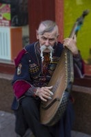 ウクライナのリヴィブのストリートミュージシャン・バンドゥーラを弾いている様子