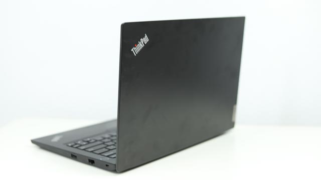 ThinkPad E14 Gen 2の背面