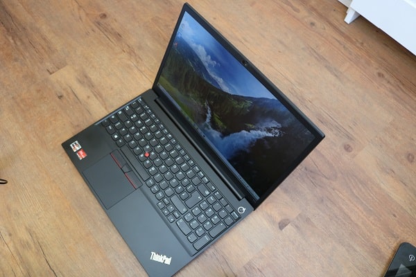 Lenovo thinkpad E15 gen 2の外観・上から撮影