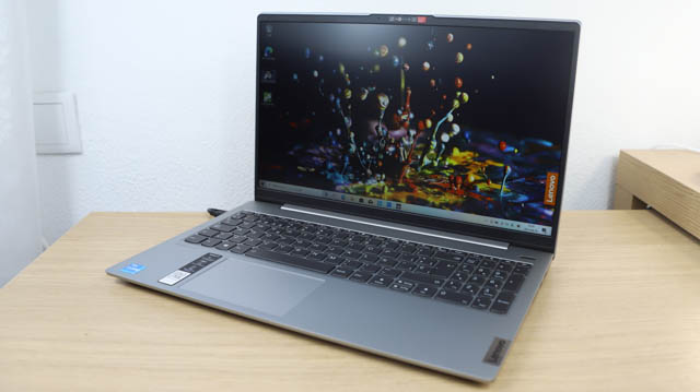 Lenovo IdeaPad Slim 550i 15　斜め前から