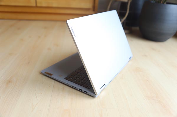 Lenovo Ideapad Flex 550i 15型の天板