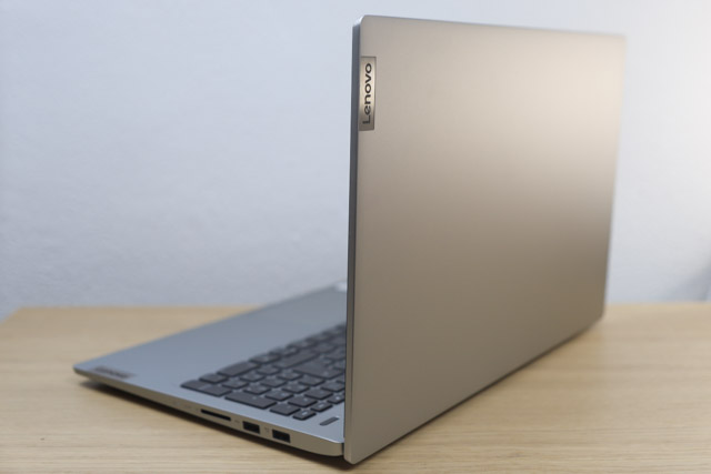 Lenovo IdeaPad Slim 550i 15　背面