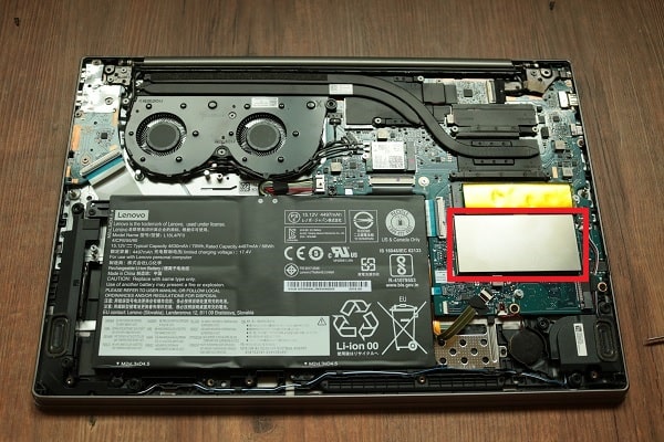 Lenovo Ideapad s540の背面カバーを外した写真