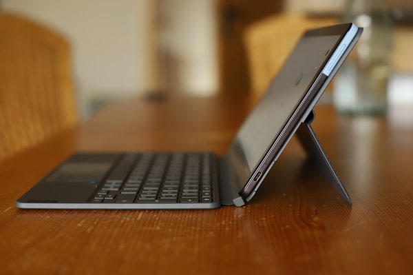 Lenovo Ideapad duet Chromebookの外観・横から撮影