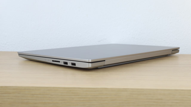 Lenovo IdeaPad Slim 550i 15のエッジ