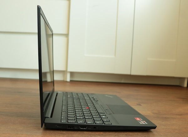 Lenovo thinkpad E15 gen 2の外観・横から撮影