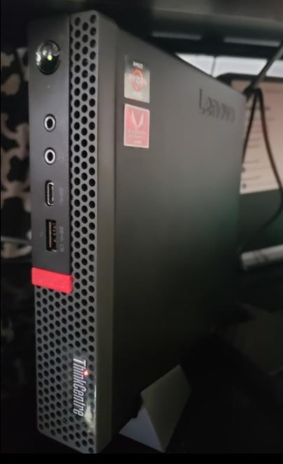 Lenovo ThinkCentre M75q-1 Tinyのサイズ・狭いスペースに立てて設置