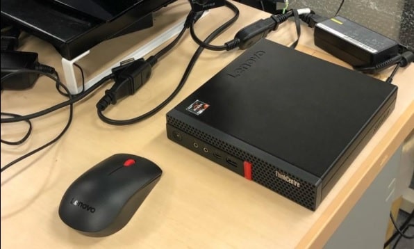 Lenovo ThinkCentre M75q-1 Tinyの外観・机の上に設置