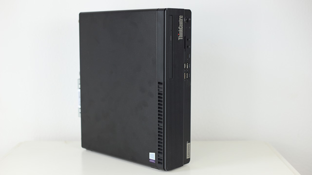 Lenovo ThinkCentre M70s Small 左斜め前から