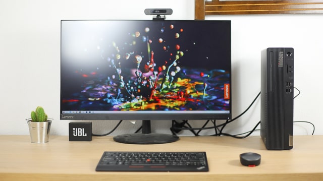 Lenovo ThinkCentre M80s Smallとモニター、マウス、キーボード