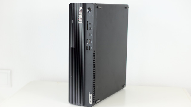 Lenovo ThinkCentre M70s Small 右斜め前から