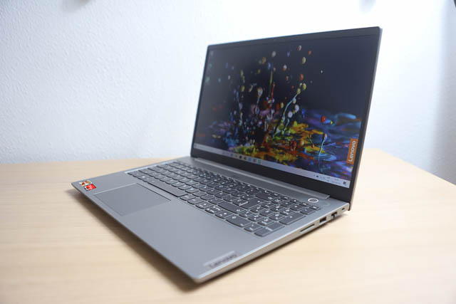 Lenovo ThinkBook 15 Gen 2 AMD 右斜め前から