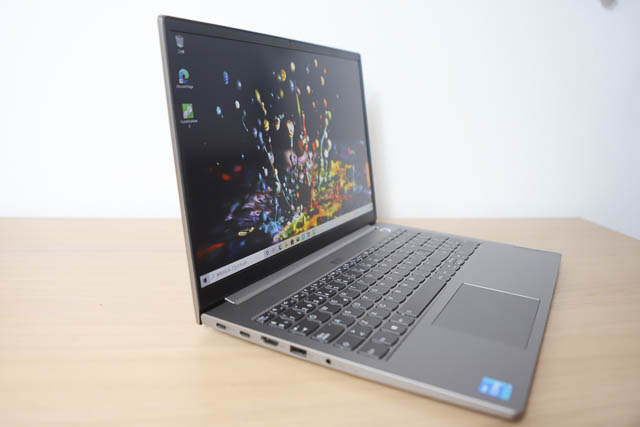 Lenovo ThinkBook 15 Gen 2 Intel　左斜め前から