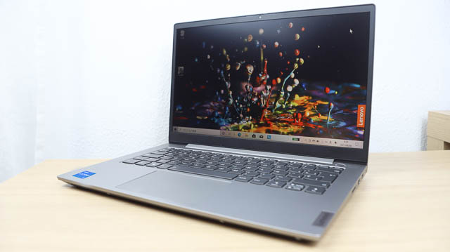 Lenovo Thinkbook 14 Gen 2 Intel　右斜め前から