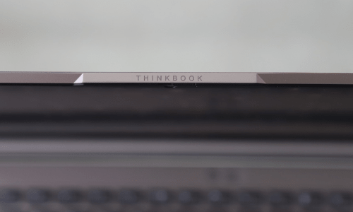 Lenovo ThinkBook 13s Gen 2 ディスプレイ上部のロゴ
