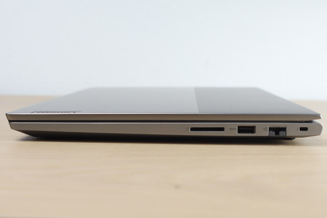 Lenovo ThinkBook 15 Gen 2 AMDの右側面