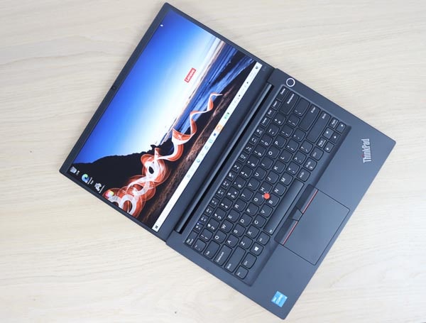 Lenovo ThinkPad E14 Gen 2　180度に開いた状態