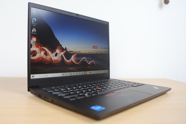 Lenovo ThinkPad E14 Gen 2　左斜め前から