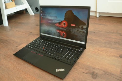 Lenovo ThinkPad E15 Gen 2　右斜め前