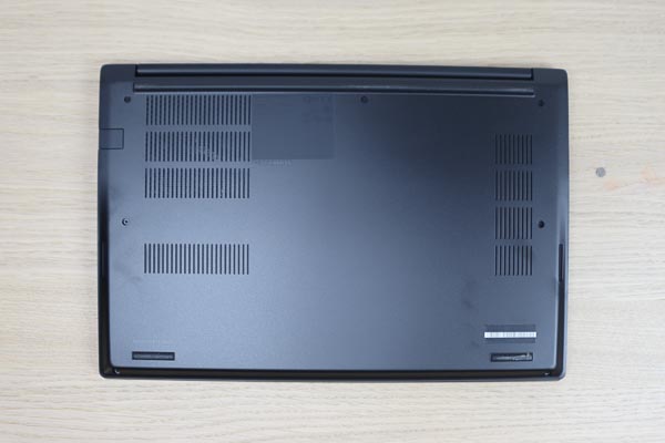 Lenovo ThinkPad E14 Gen 2の底面
