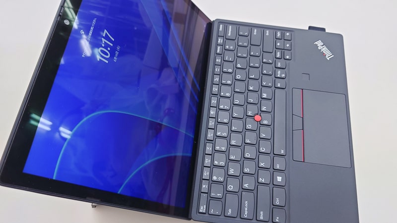 Lenovo ThinkPad X12 Detachable　キーボード付き　横から