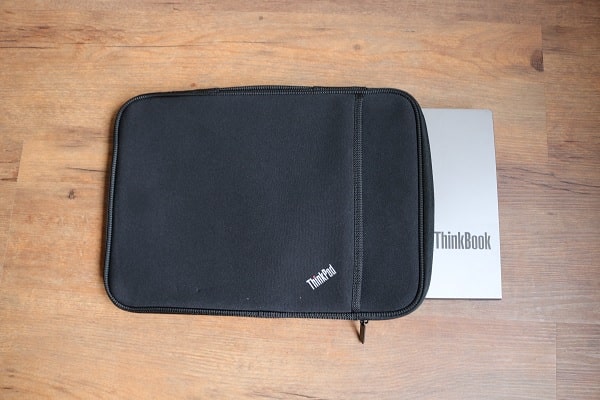 ThinkPad 13インチ　スリーブケースにLenovo ThinkBook 13s Gen 2を入れた写真