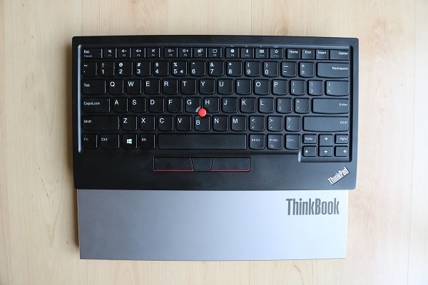 ThinkPad トラックポイントキーボード2と13.3型ノートパソコンの大きさを比較