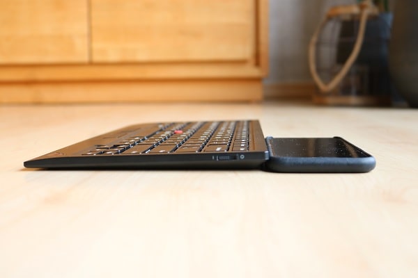 ThinkPad トラックポイントキーボード2とiPhoneの厚さを比較