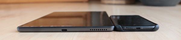 Lenovo tab M10 FHD Plus Gen 2とiPhone 7の厚さ比較
