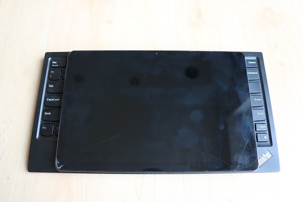 ThinkPad トラックポイントキーボード2と10.1型タブレットの大きさを比較