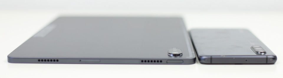 Lenovo Tab P11 Pro スマホとサイズ比較