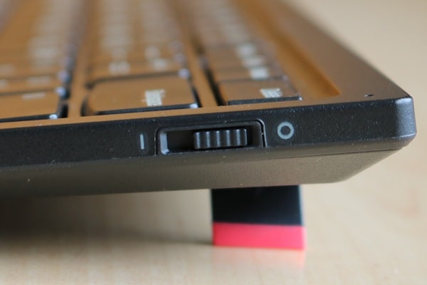 ThinkPad トラックポイントキーボード2 右側面インターフェイス
