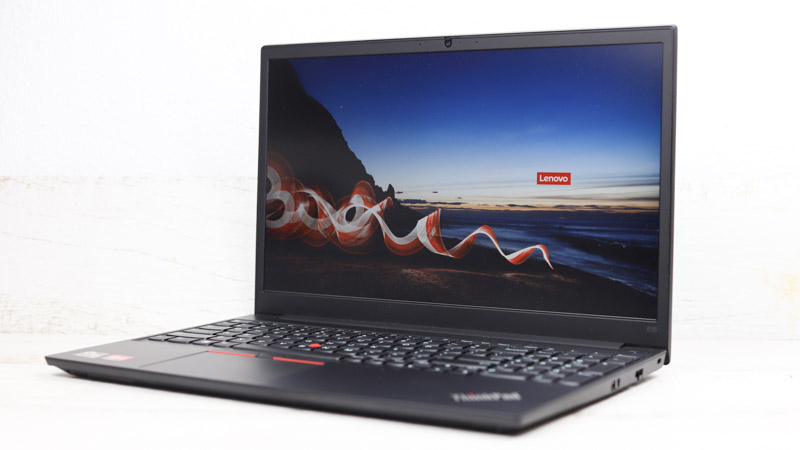 Lenovo ThinkPad E15 Gen 3 右斜め前から