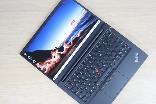 Lenovo ThinkPad E14 Gen 3 AMD　180度開いた状態