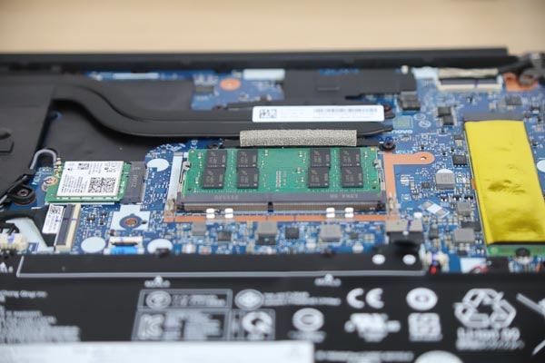 Lenovo ThinkPad E14 Gen 3 AMD　増設後の筐体内部