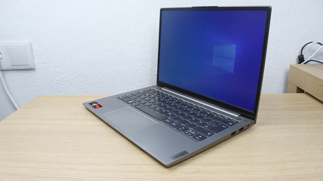 Lenovo Thinkbook 13s Gen 3　右斜め前から