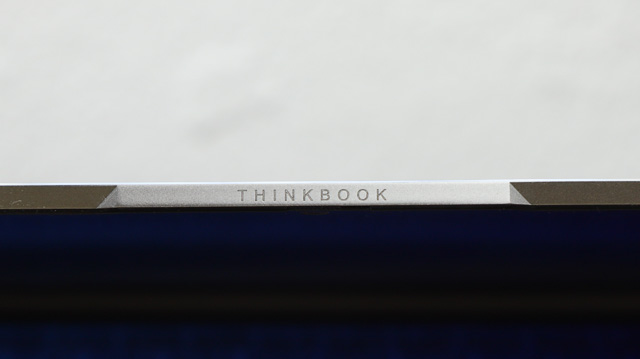 Lenovo Thinkbook 13s Gen 3のディスプレイ上部にある刻印