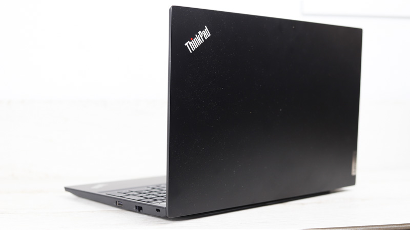 Lenovo ThinkPad E15 Gen 3 後ろから