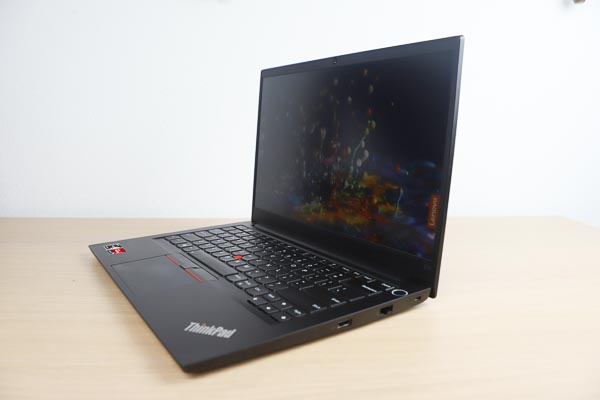 Lenovo ThinkPad E14 Gen 2 右斜め前から