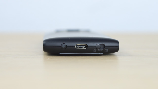ThinkPad X1 プレゼンターマウスの底部のボタン