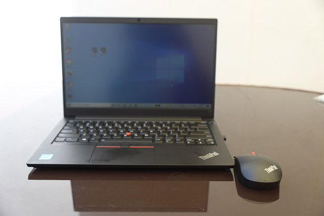 ThinkPad エッセンシャルワイヤレスマウスをガラスのテーブルで使用