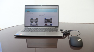 ThinkPad USB レーザー・マウスをガラスの机で使用