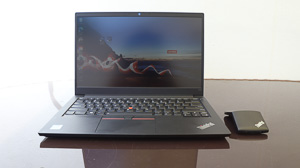 ガラスのテーブルの上でThinkPad X1 プレゼンターマウスを使用