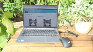 ThinkPad USB レーザー・マウスを木の机で使用