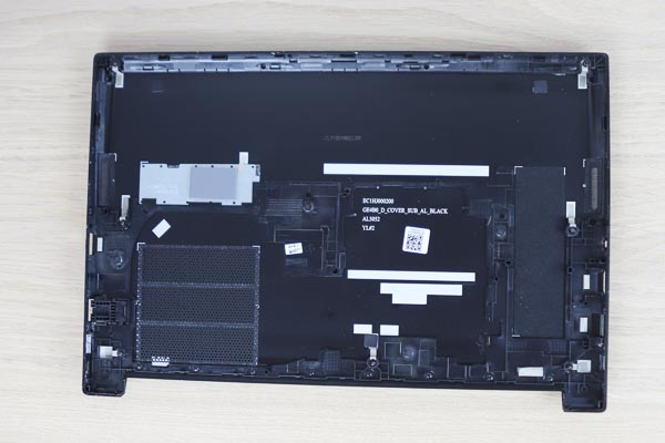 Lenovo ThinkPad E14 Gen 2の底面カバー