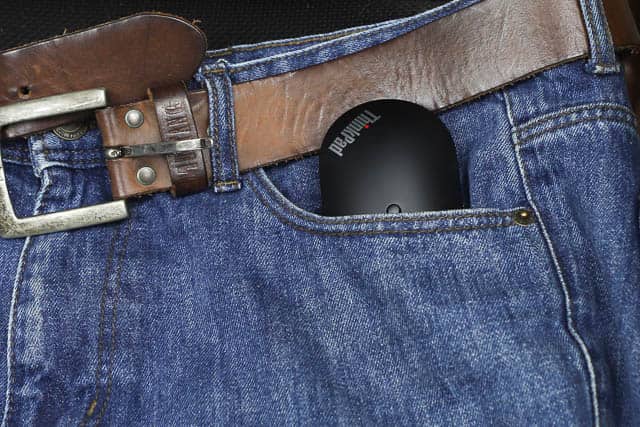 ThinkPad Bluetooth サイレントマウスをジーンズのポケットにれて移動