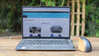 Lenovo Go バーティカル　ワイヤレスマウス 木のテーブルで使用
