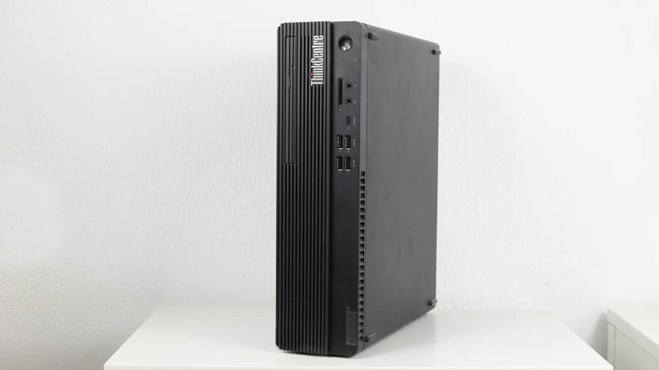 Lenovo ThinkCentre M70s Small Gen 3　右斜め前から