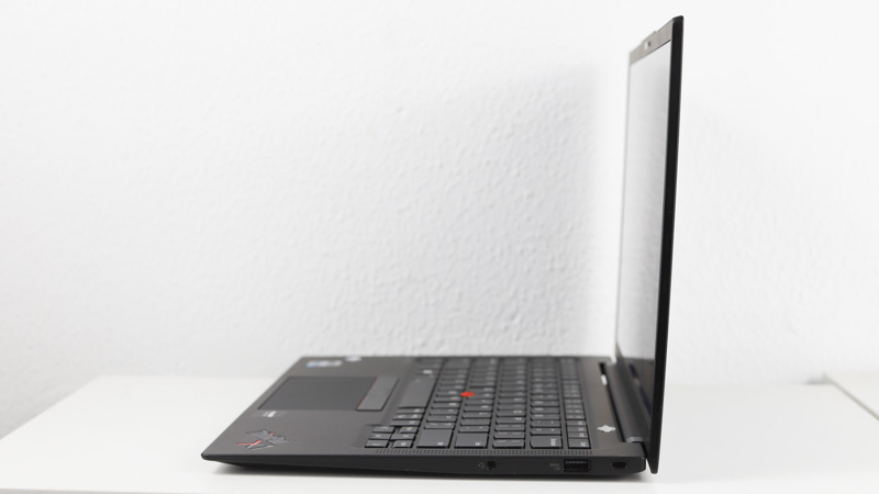 Lenovo ThinkPad X1 Carbon Gen 10 横から
