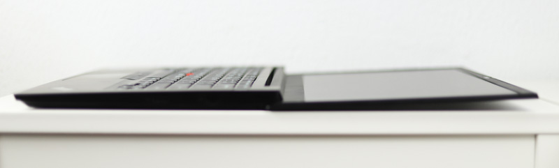 Lenovo ThinkPad E14 Gen 4(AMD) ディスプレイをほぼ180度開いた状態